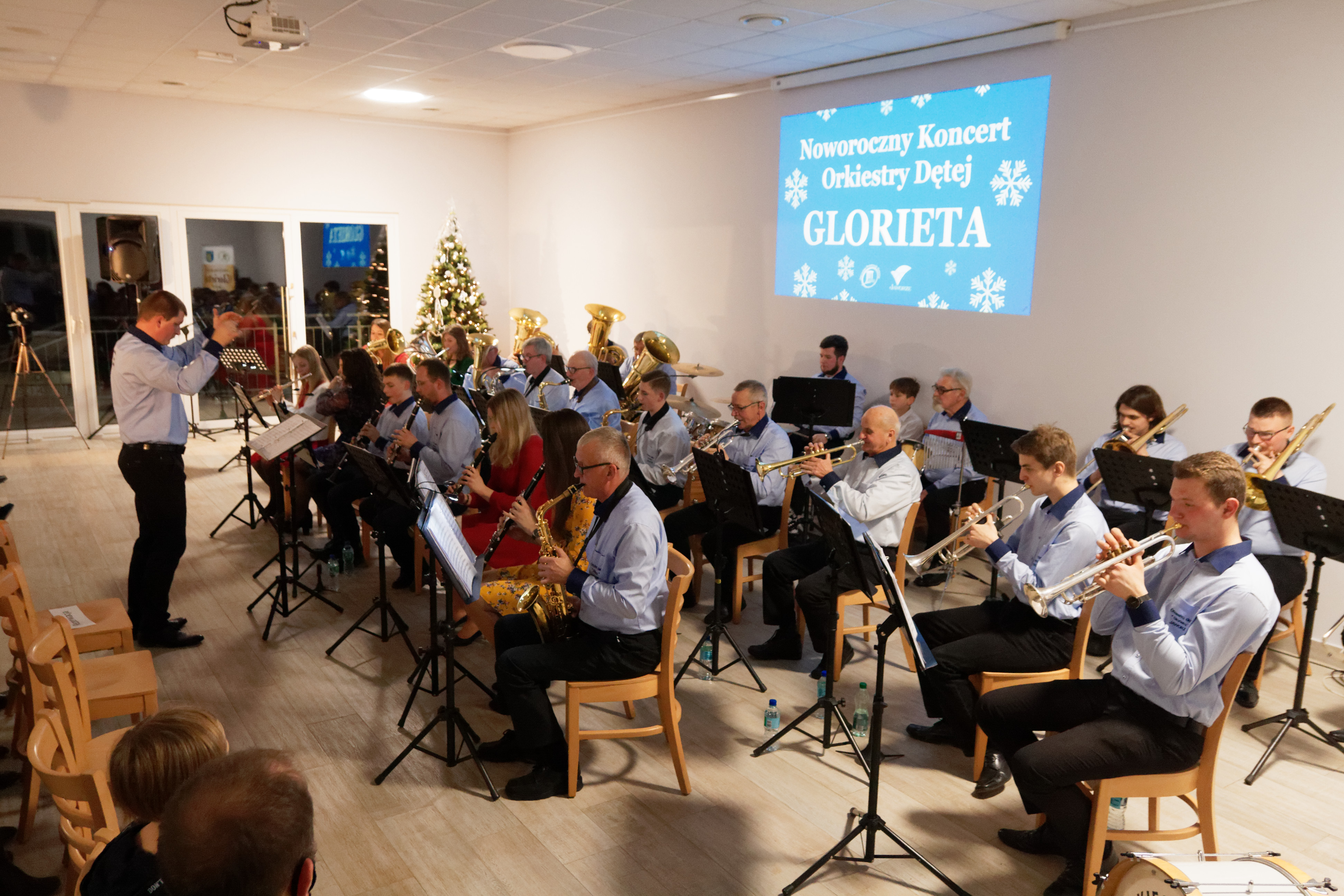 Zdjęcie przedstawia członków Orkiestry Dętej Glorieta podczas noworocznego koncertu.