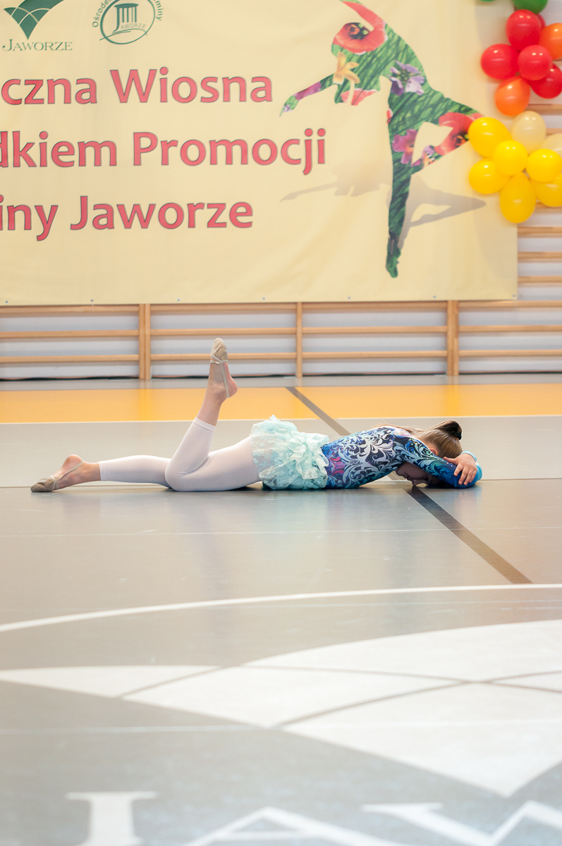 Taneczna Wiosna z Ośrodkiem Promocji Gminy Jaworze. 23 kwietnia, Hala Sportowa "Jaworze". Na zdjęciu tancerka podczas występów.