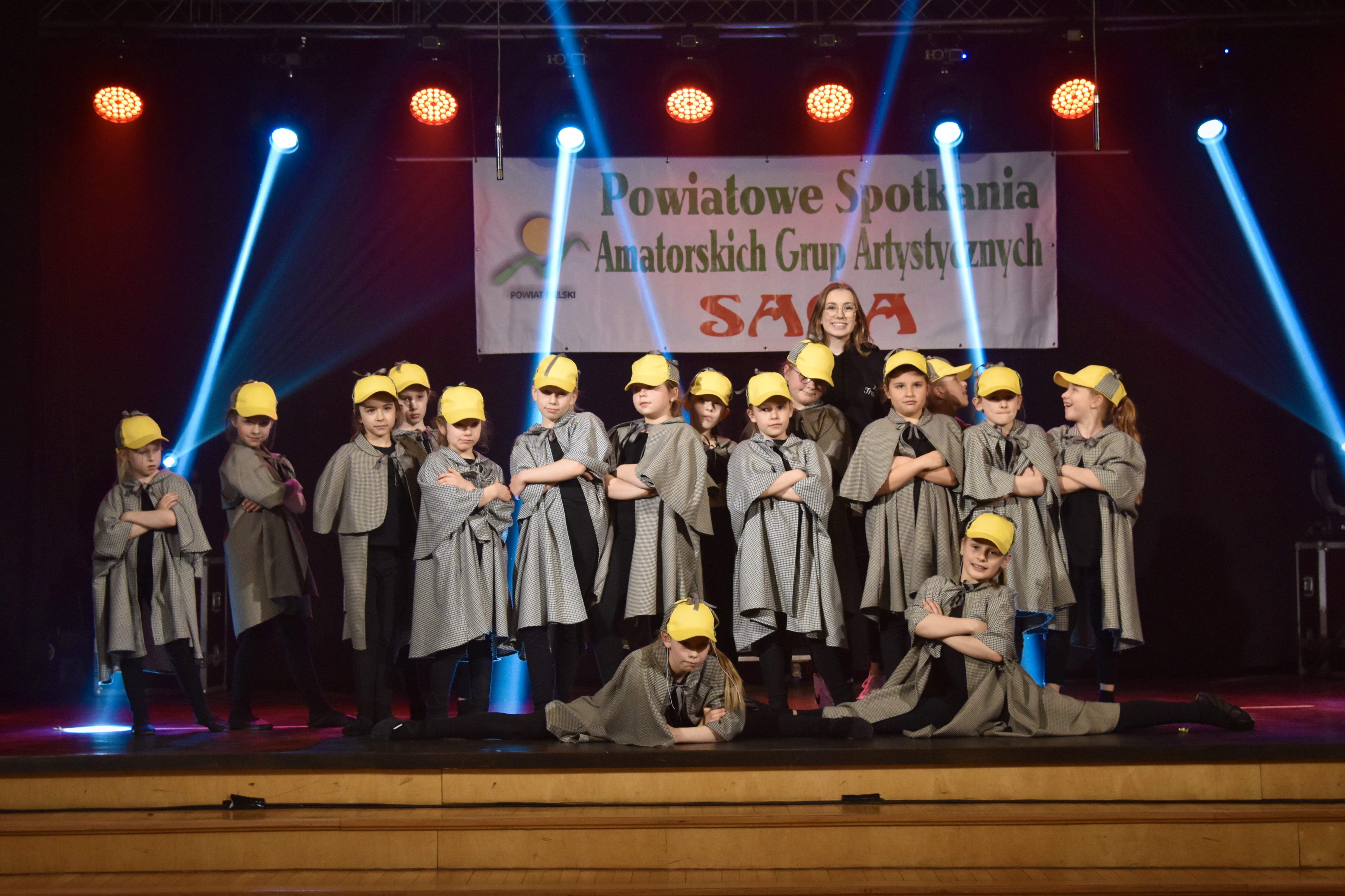 Dom Kultury w Kozach podczas pierwszego dnia XXII Powiatowych Spotkań Amatorskich Grup Artystycznych SAGA '2022. Na zdjęciu zespół taneczny Mała Etiuda