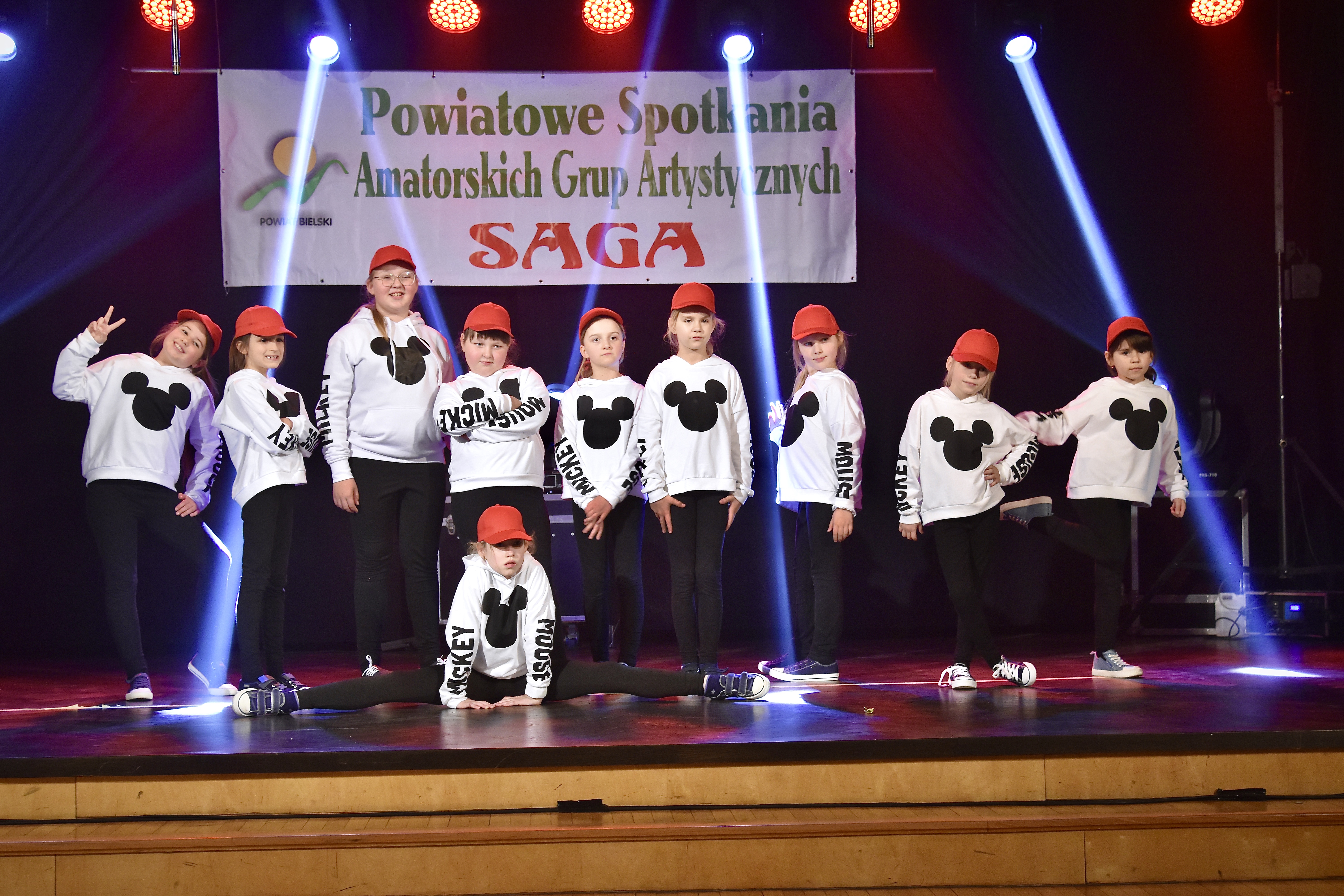 Dom Kultury w Kozach podczas pierwszego dnia XXII Powiatowych Spotkań Amatorskich Grup Artystycznych SAGA '2022. Na zdjęciu dziecięcy zespół taneczny Sunny Squad