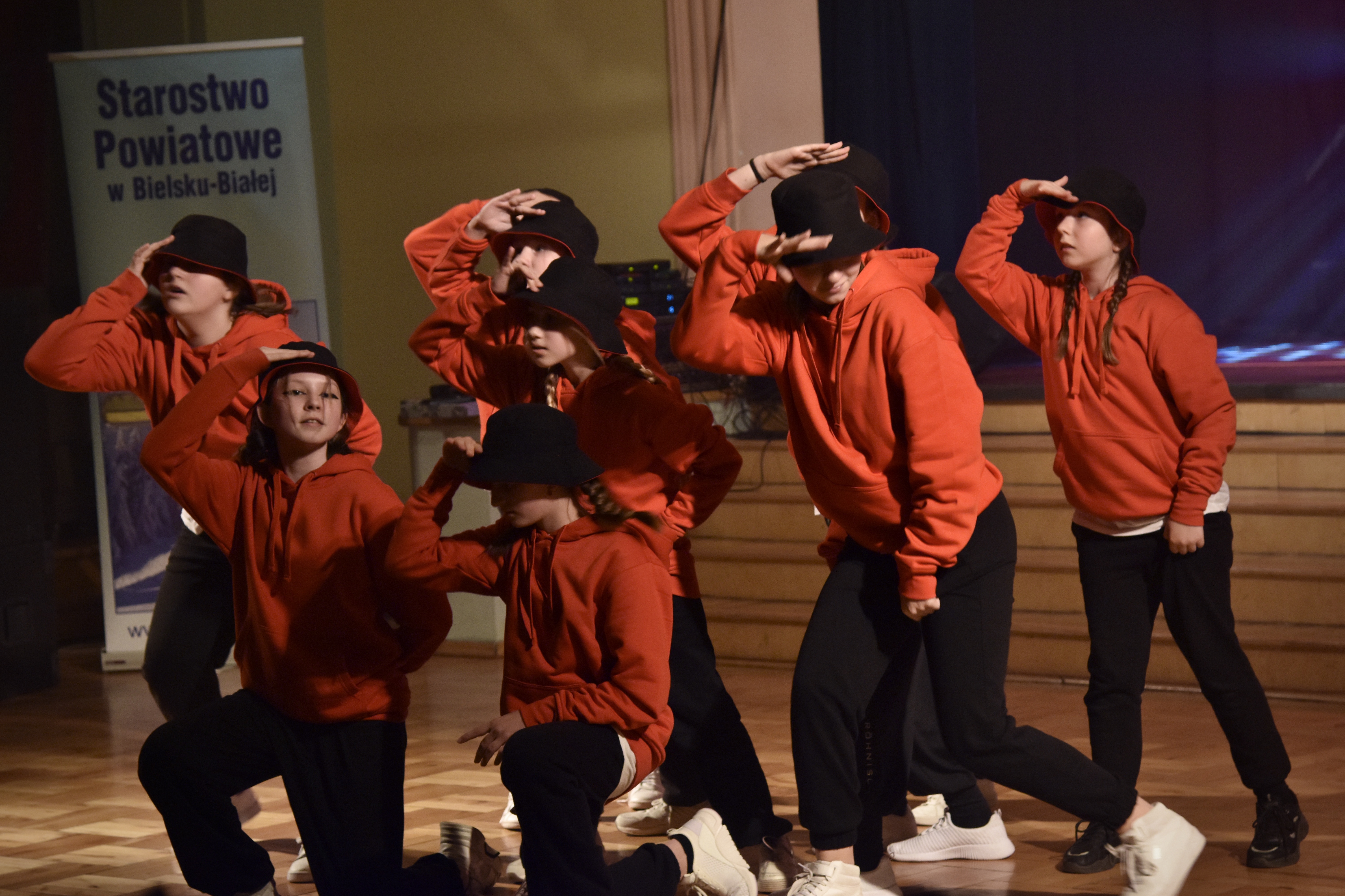 Dom Kultury w Kozach podczas pierwszego dnia XXII Powiatowych Spotkań Amatorskich Grup Artystycznych SAGA '2022. Na zdjęciu młodzieżowy zespół taneczny hip-hop Junior - Crew
