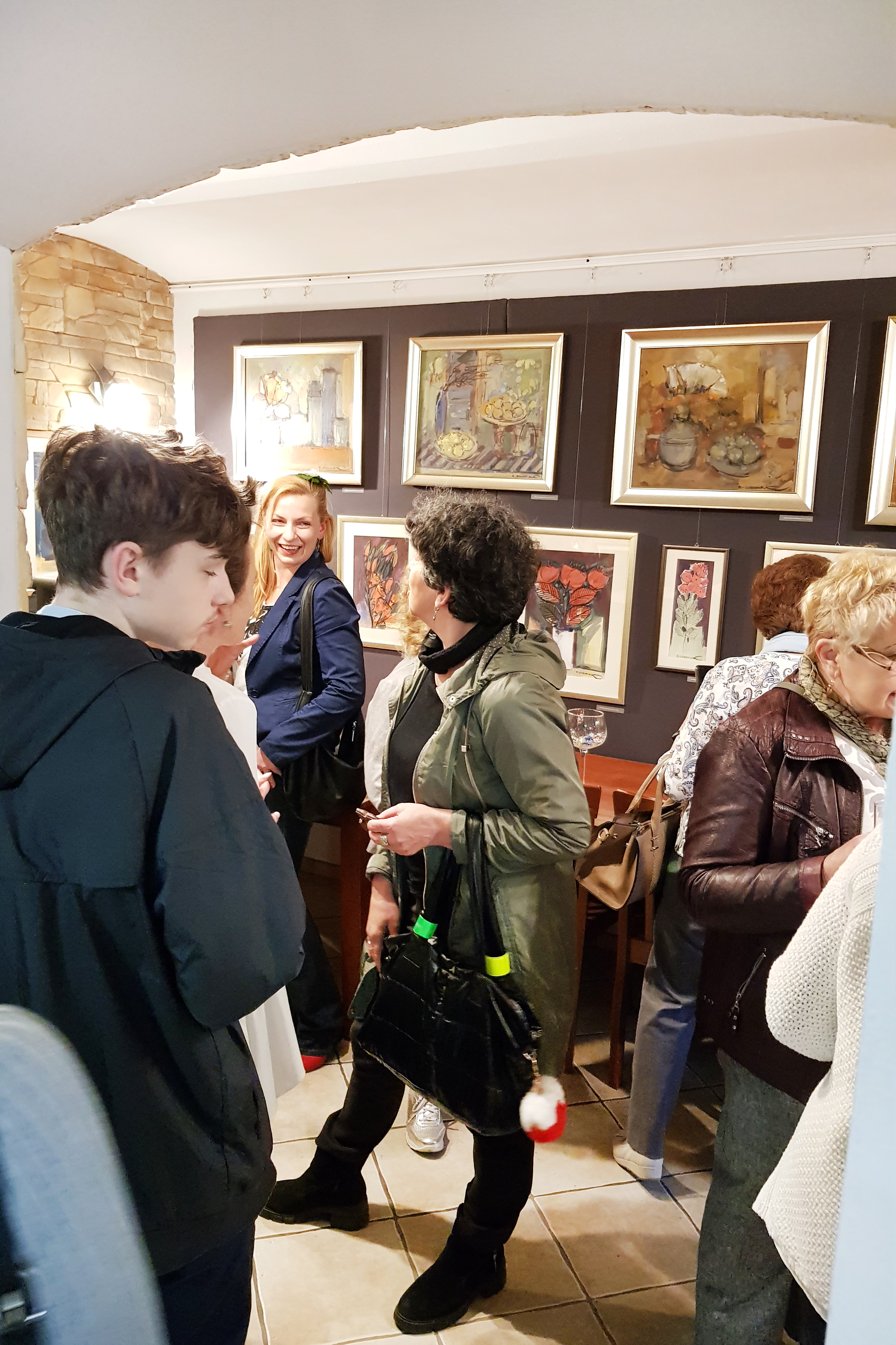 Wernisaż wystawy Ewy Jędryk-Czarnoty w Galerii Sztuki na Zdrojowej. Na zdjęciu goście, którzy przybylii na wernisaż.