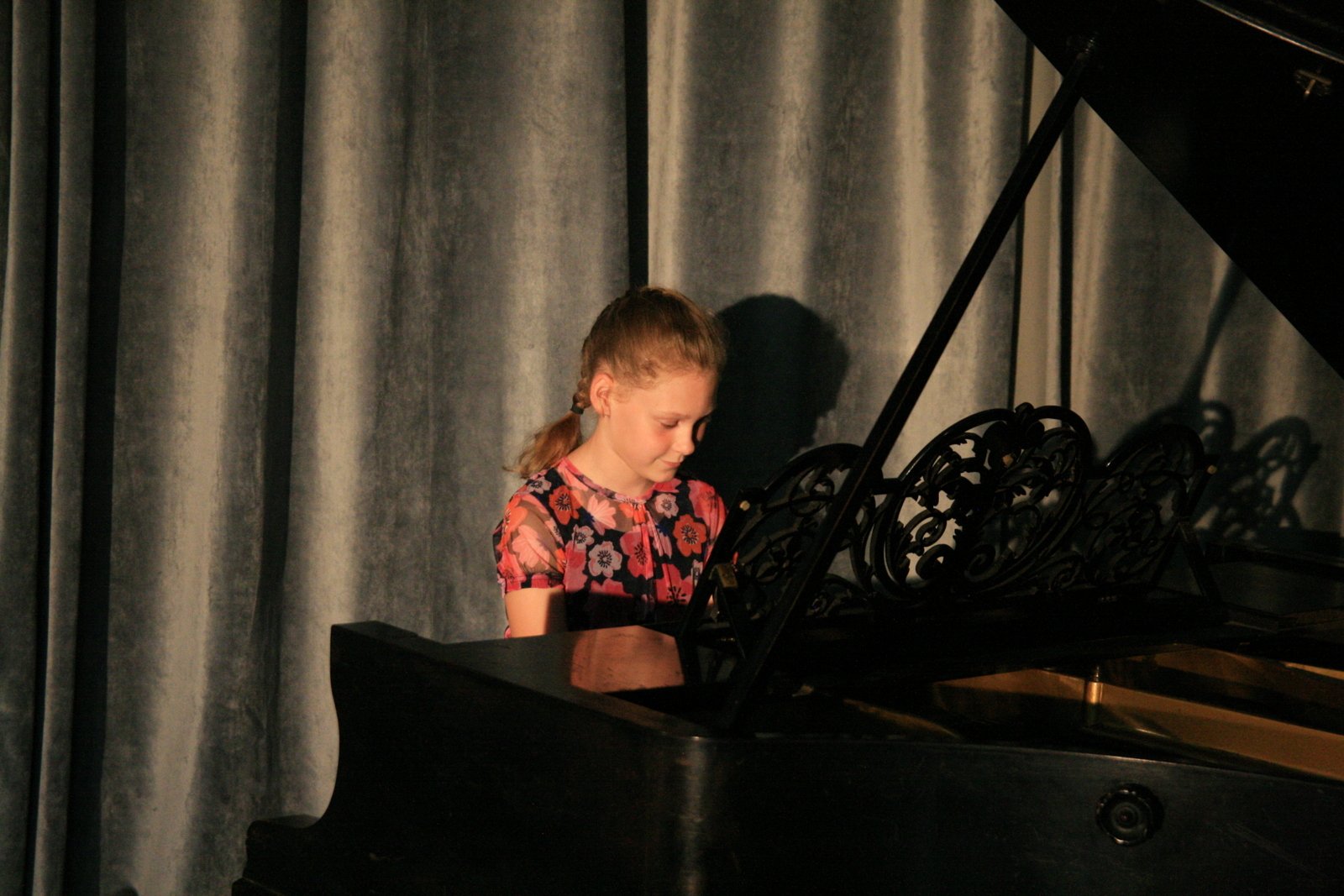 Czerwcowy Koncert, sala budynku Pod Goruszką. 8 czerwca 2022. Za zdjęciu: występy uczniów uczących się grać na pianinie.