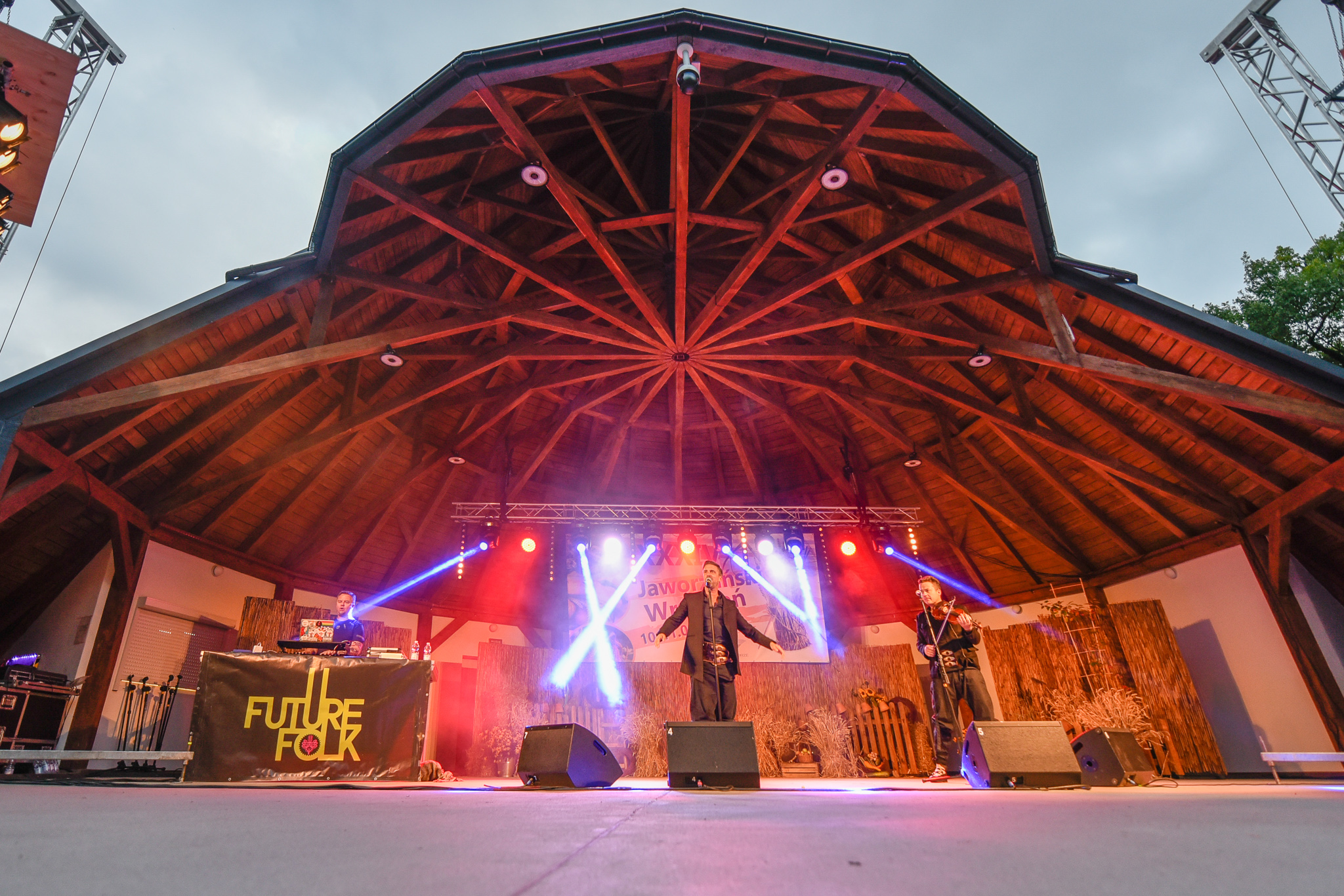 XXXIV JAWORZAŃSKI WRZESIEŃ - na scenie amfiteatru zespół Future Folk podczas występu
