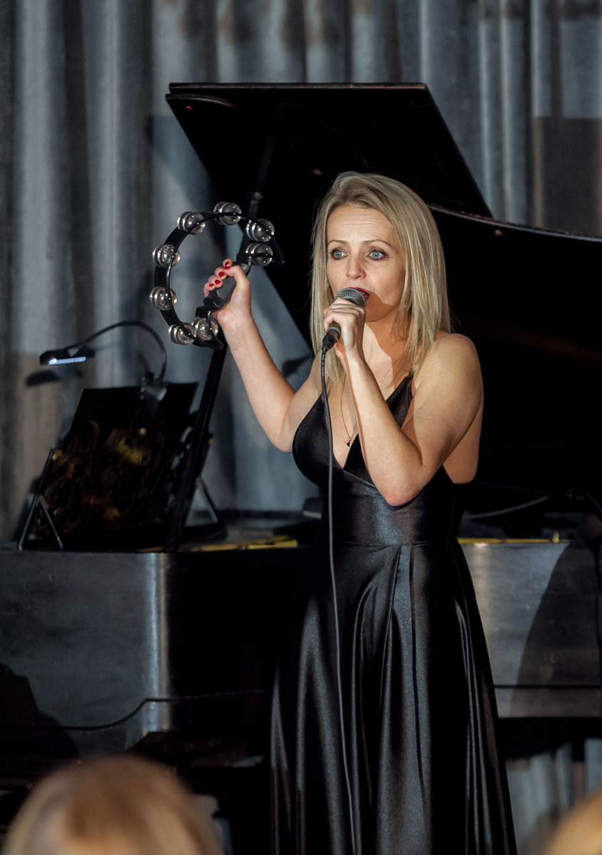 Koncert piosenki francuskiej "PIAF", sala budynku Pod Goruszką w Jaworzu. Na zdjęciu wokalistka - Katarzyna Dendys-Kosecka na scenie.