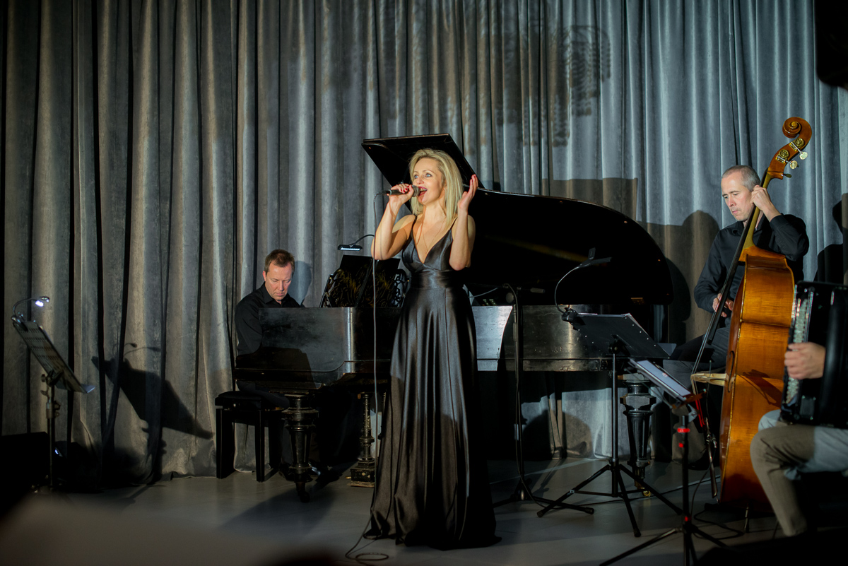 Koncert piosenki francuskiej "PIAF", sala budynku Pod Goruszką w Jaworzu. Na zdjęciu wokalistka - Katarzyna Dendys-Kosecka z zespołem na scenie.