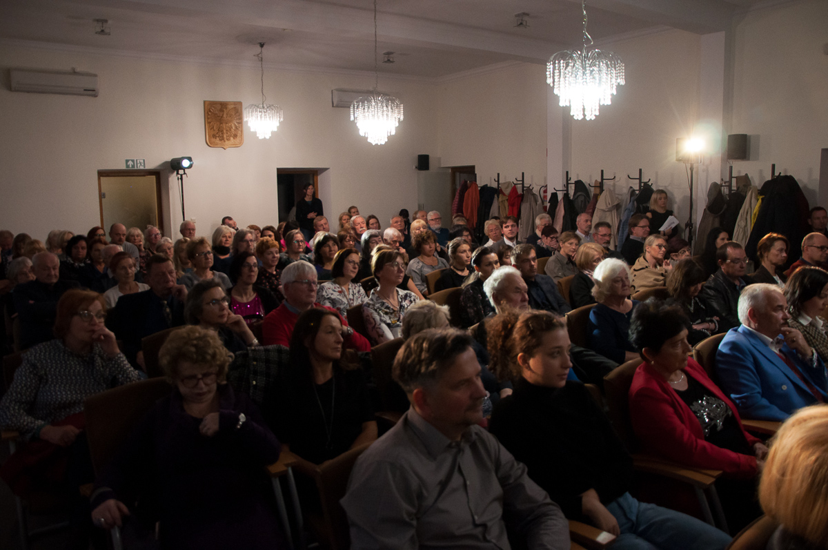 Koncert piosenki francuskiej "PIAF", sala budynku Pod Goruszką w Jaworzu. Na zdjęciu licznie zgromadzona publiczność.