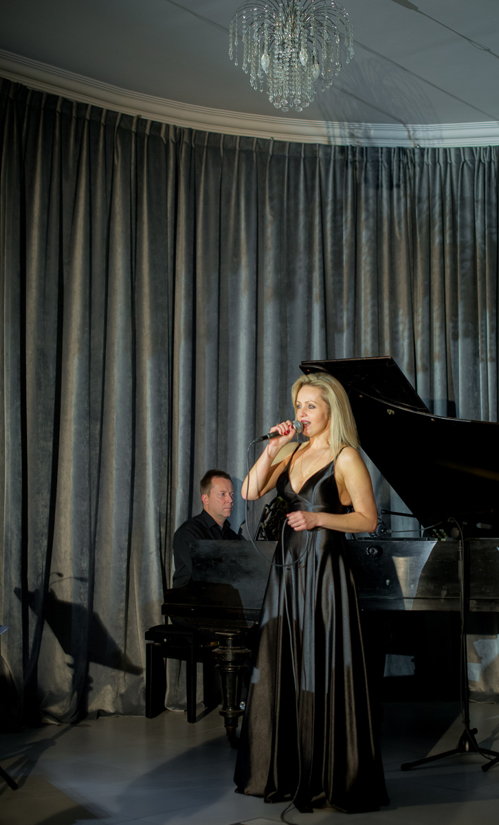 Koncert piosenki francuskiej "PIAF", sala budynku Pod Goruszką w Jaworzu. Na zdjęciu wokalistka - Katarzyna Dendys-Kosecka z zespołem na scenie.