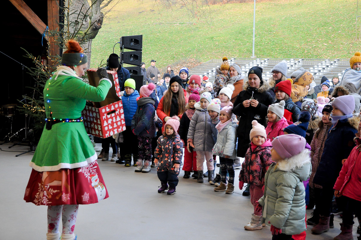 II Magia Świąt. Amfiteatr w Jaworzu. Na zdjęciu Ciocia Tunia z zespołem podczas świątecznego występu i dzieci.