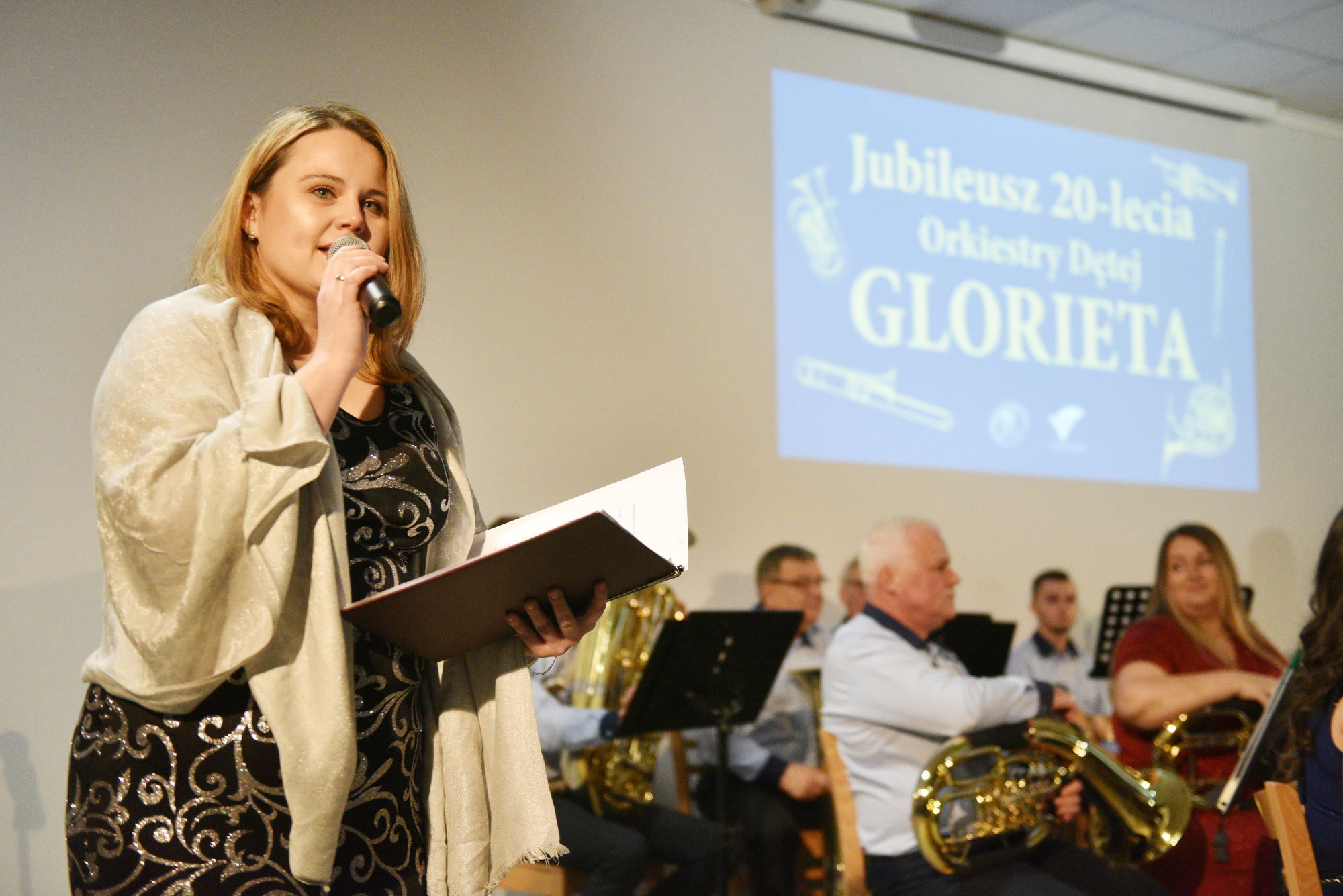 koncert z okazji XX-lecia ORKIESTRY DĘTEJ "Glorieta" w sali "pod Harendą" w Jaworzu. Na zdjęciu Dorota Kohut - konferansjer