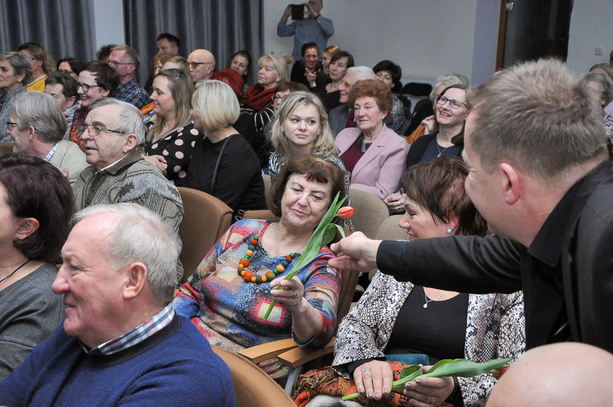 Koncert z okazji DNIA KOBIET w sali budynku "Pod Goruszką" w Jaworzu. Na zdjęciu licznie zgromadzona publiczność.