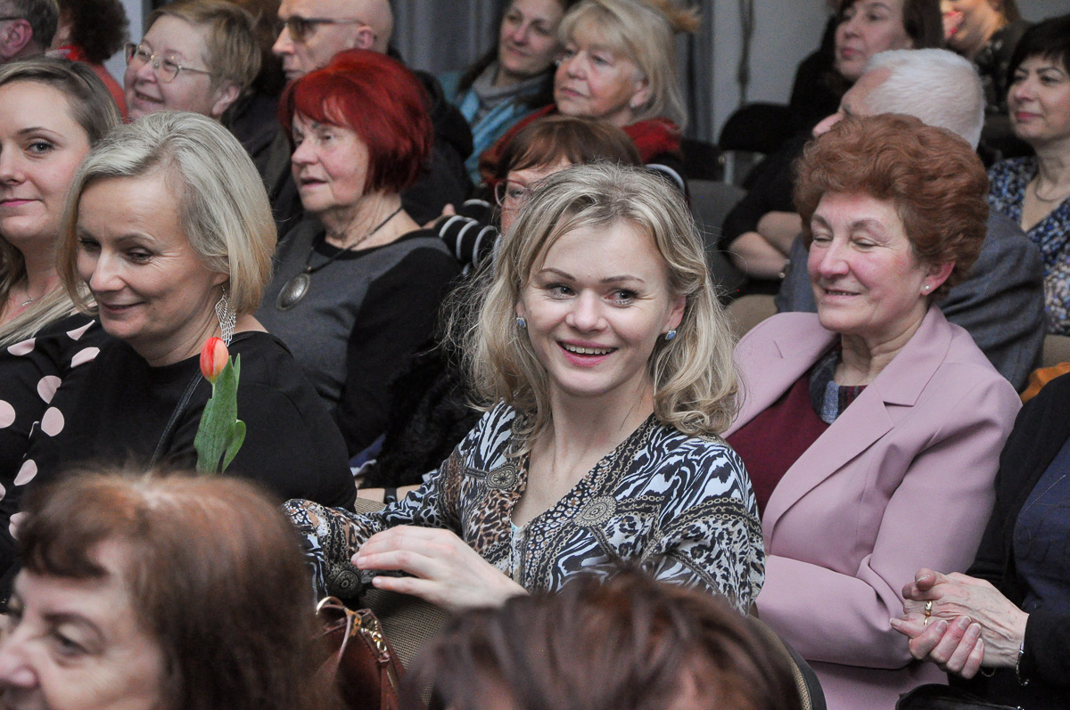 Koncert z okazji DNIA KOBIET w sali budynku "Pod Goruszką" w Jaworzu. Na zdjęciu licznie zgromadzona publiczność.