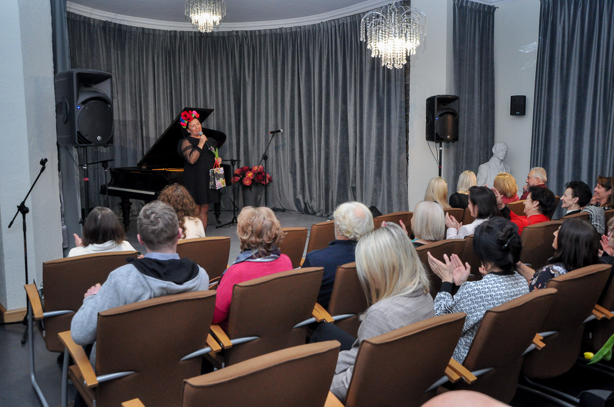 Koncert z okazji DNIA KOBIET w sali budynku "Pod Goruszką" w Jaworzu. Na zdjęciu Jolanta Witkowska - Dyrektor OPGJ na scenie i licznie zgromadzona publiczność.
