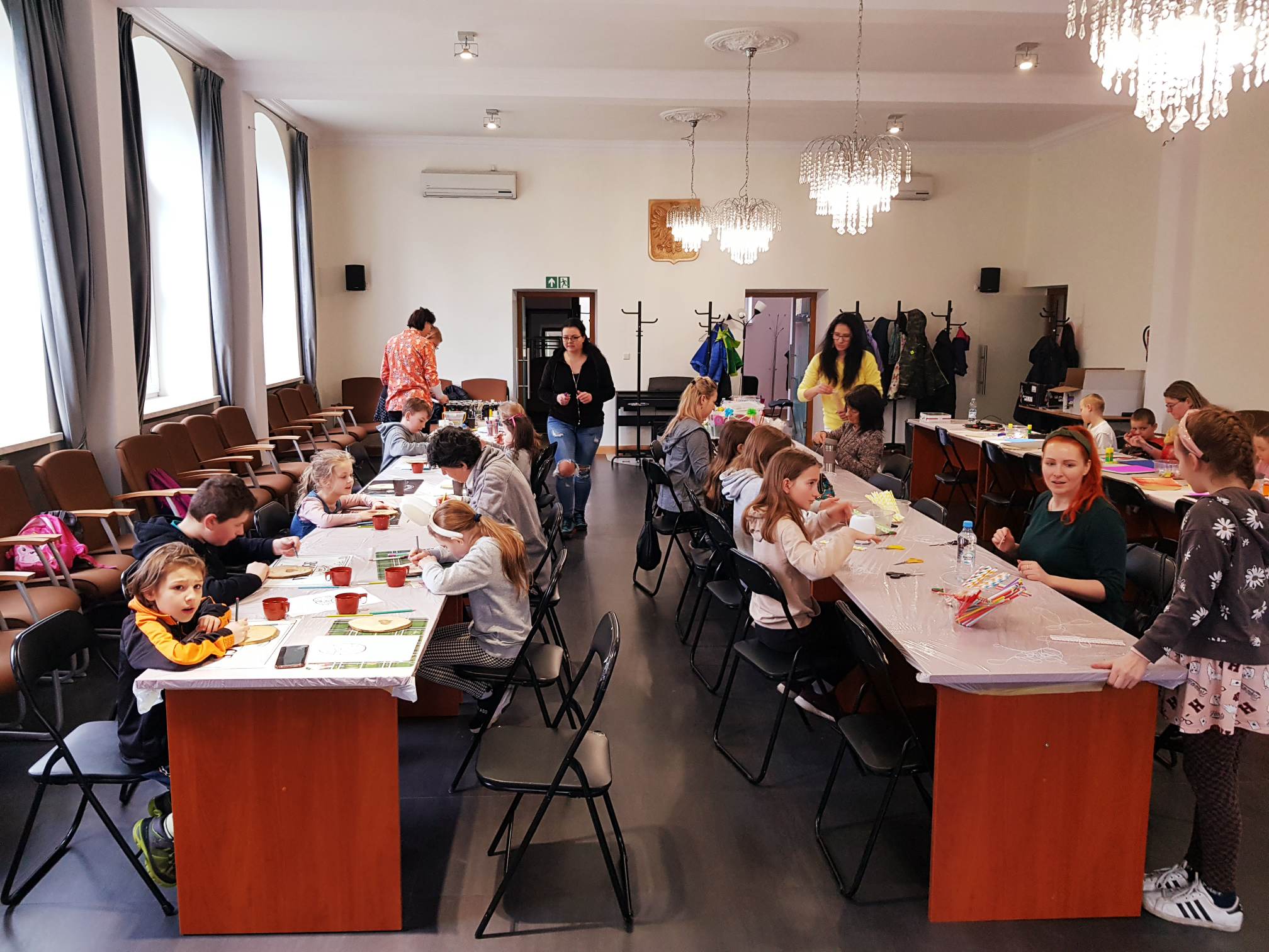 Warsztaty Wielkanocne w sali "Pod Goruszką". Na zdjęciu uczestnicy warsztatów.