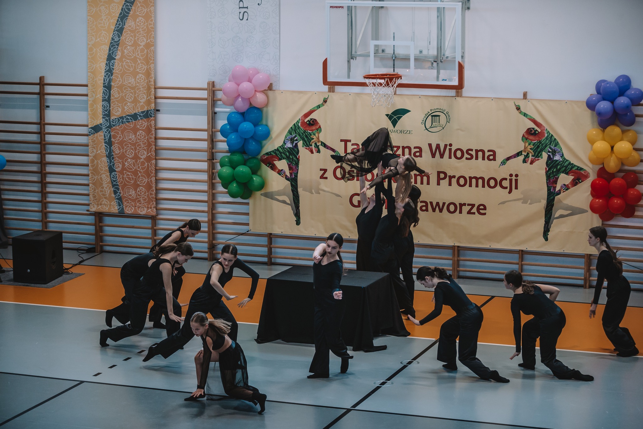 II Taneczna Wiosna z OPGJ. Hala Sportowa JAWORZE. Na zdjęciu zespół taneczny podczas występów.